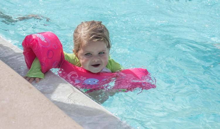 Co dát ročním dítěti do bazenu?