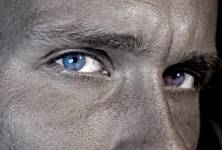 Posuzujeme důvěryhodnost člověka podle barvy očí?