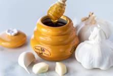 Med a česnek: Zaručená pomoc, která uleví od přejedení