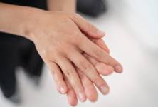 Trápí vás blednutí prstů? Může jít o Raynaudův syndrom 