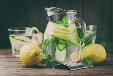 Je pití vody s citronem opravdu tak prospěšné pro tělo?