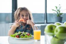 Potíže s jídlem u malých autistů. Jak dětem s PAS pomoci při stravování?