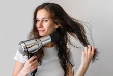 Fénování vlasů každý den: Je to škodlivé, nebo ne?