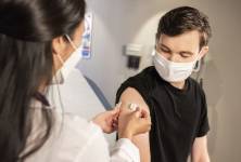 Kdy začít zvažovat očkování proti chřipce a komu je hradí pojišťovna?