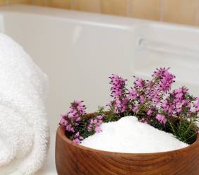 Doplňte hořčík pomocí příjemné koupele – využijte k tomu speciální, tzv. epsomskou sůl