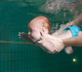 Plavání s miminkem - kdy a jak začít?
