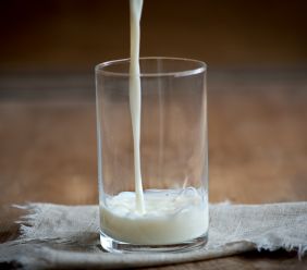 Trpí vaše dítě alergií na kravské mléko?