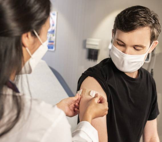 Kdy začít zvažovat očkování proti chřipce a komu je hradí pojišťovna?
